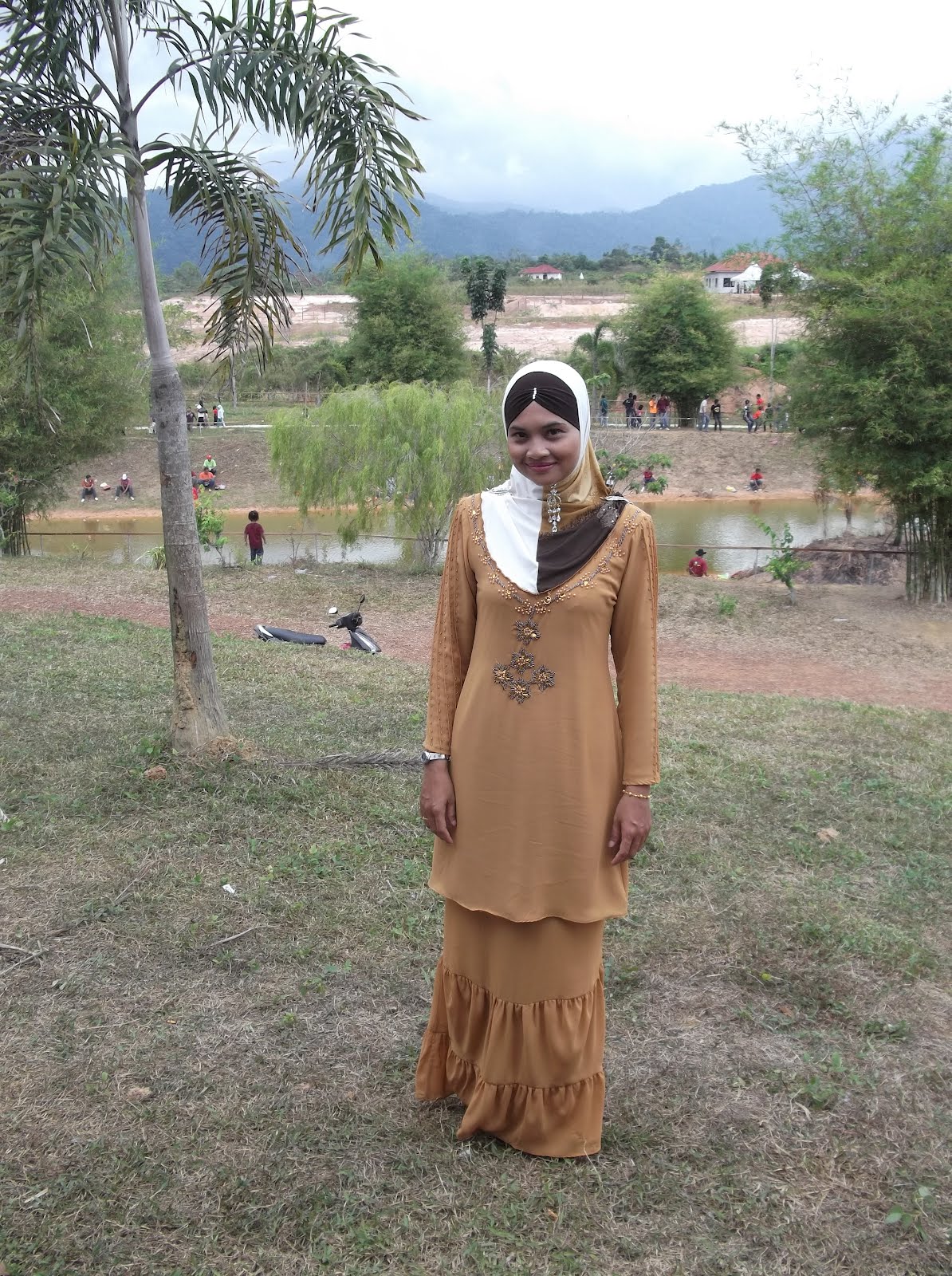 LAKUKAN APA SAJA YANG DISUKAI: Kurung Moden Warna Coklet