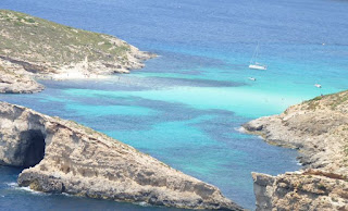 Laguna Azul o Blue Lagoon desde lo alto de la Torre de Santa María, Comino, Malta.