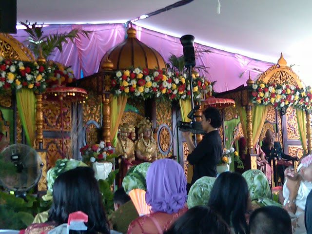 Jangan Baper Saat Hadiri Undangan Pernikahan Teman, Ini Solusinya A la Islam! Jangan Baper Saat Hadiri Undangan Pernikahan Teman, Ini Solusinya A la Islam!