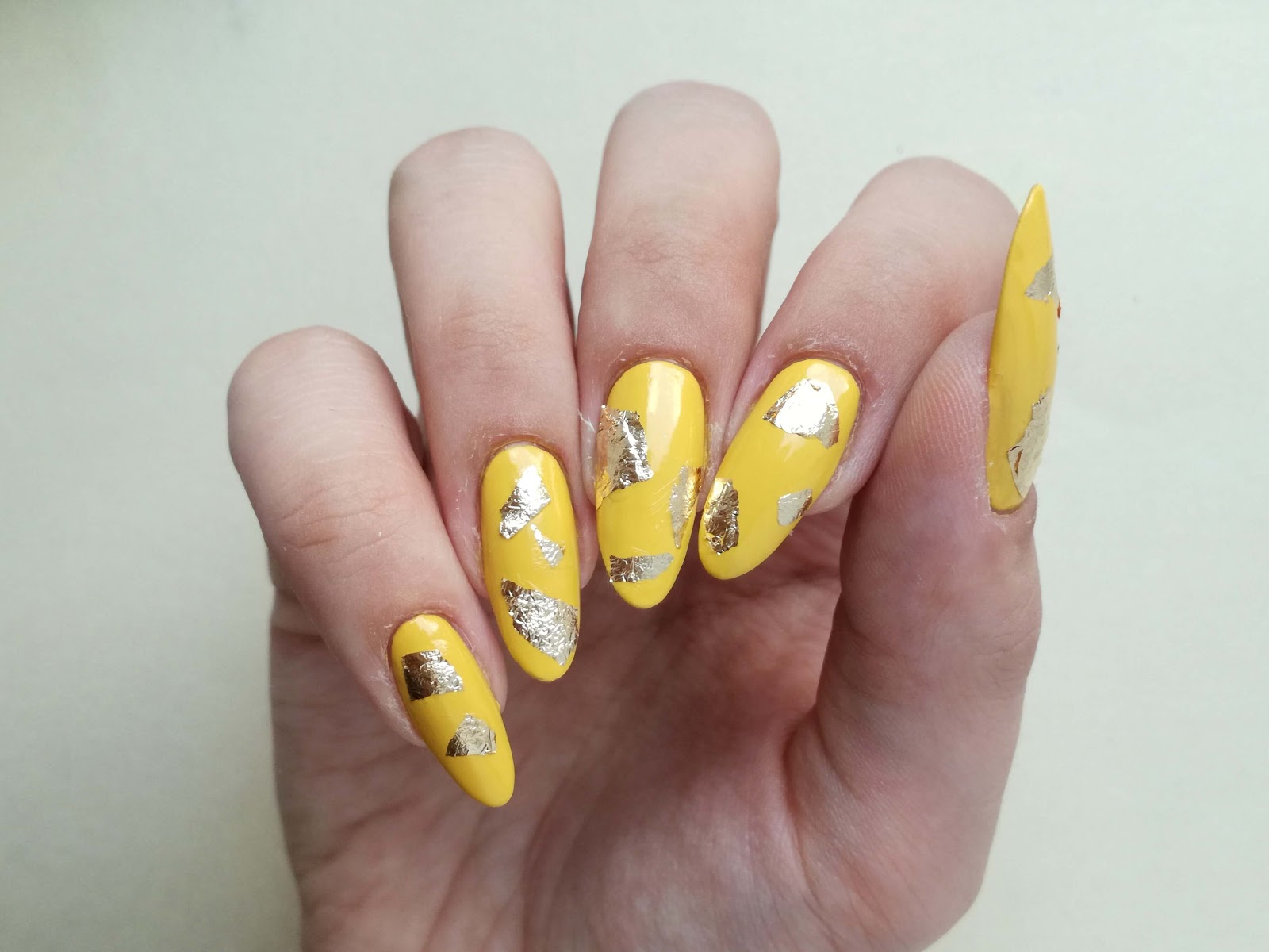 żółte paznokcie z pazłotkiem