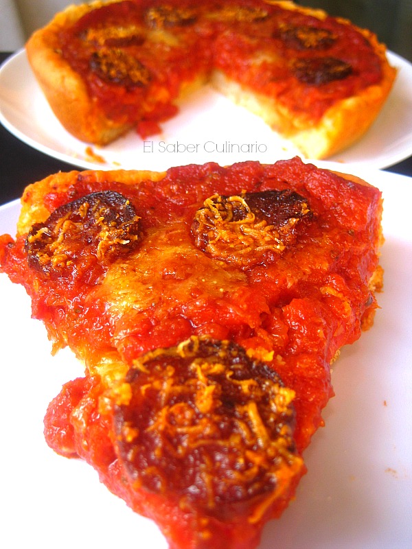 Pizza estilo Chicago con pepperoni