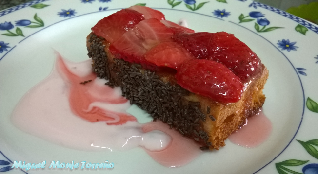 Pastelito de Crema con Fresas y salsa de Yogur