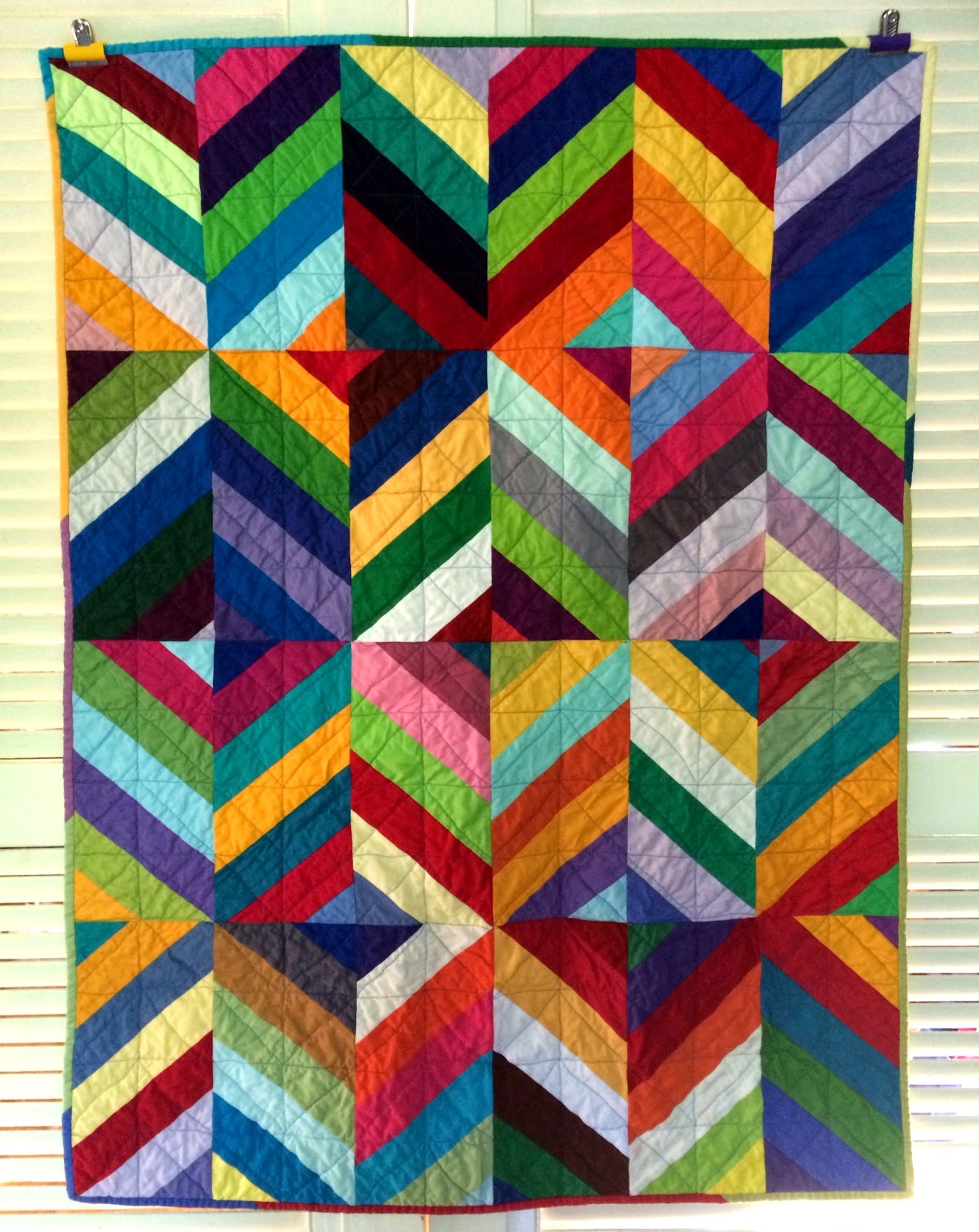 Simply Solids Bee Quilt le challenge / CHARM ABOUT YOU