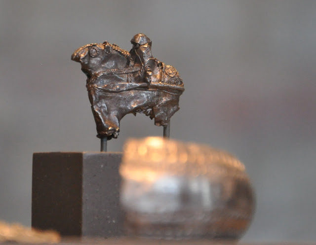Fragment wczesnośredniowiecznej zausznicy odnalezionej w skarbie z Lisówka, przedstawiającej wojownika - rycerza piastowskiego