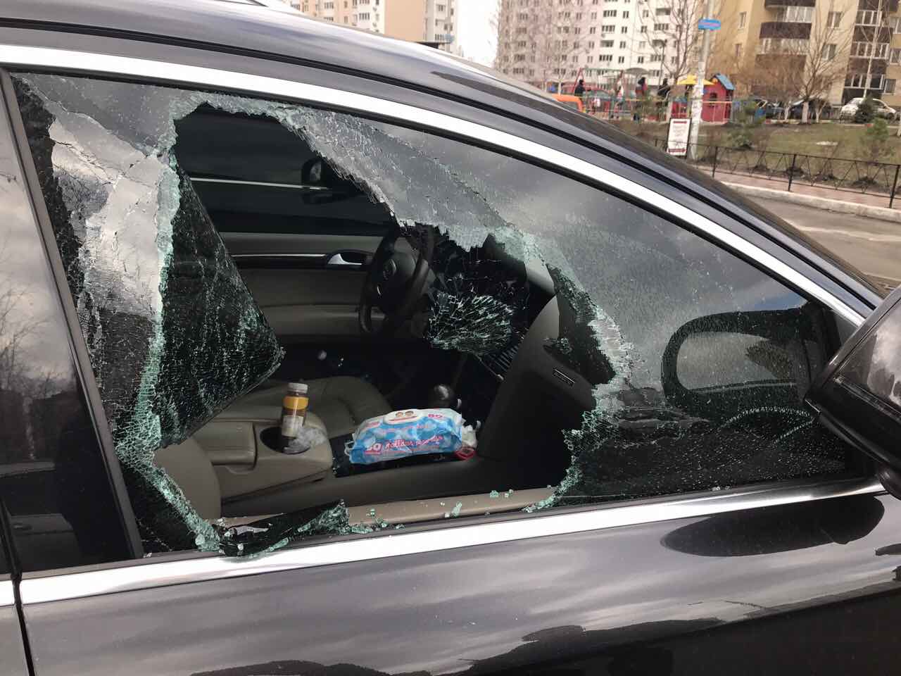 Разбиты окна машин. Разбитое окно машины. Разбить окно автомобиля. Разбитые стекла в машине. Разбил окно в машине.