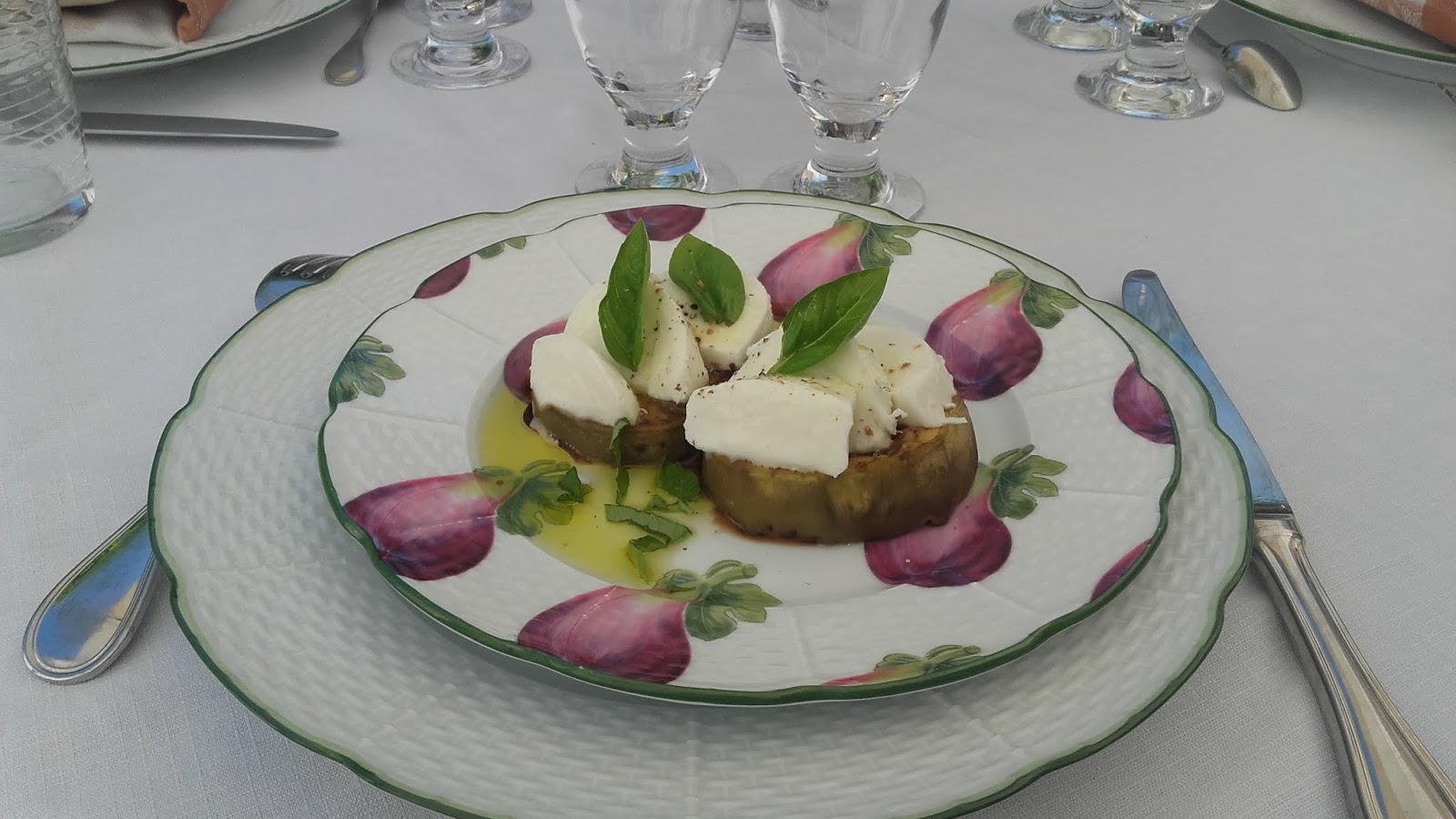 Positive Eating Living Déjeuner D été Sur La Terre Les Aubergines épluchées Et Coupées En Tronçons épais Sont Juste Poêlées à Feu Très Doux L Huile D Olive