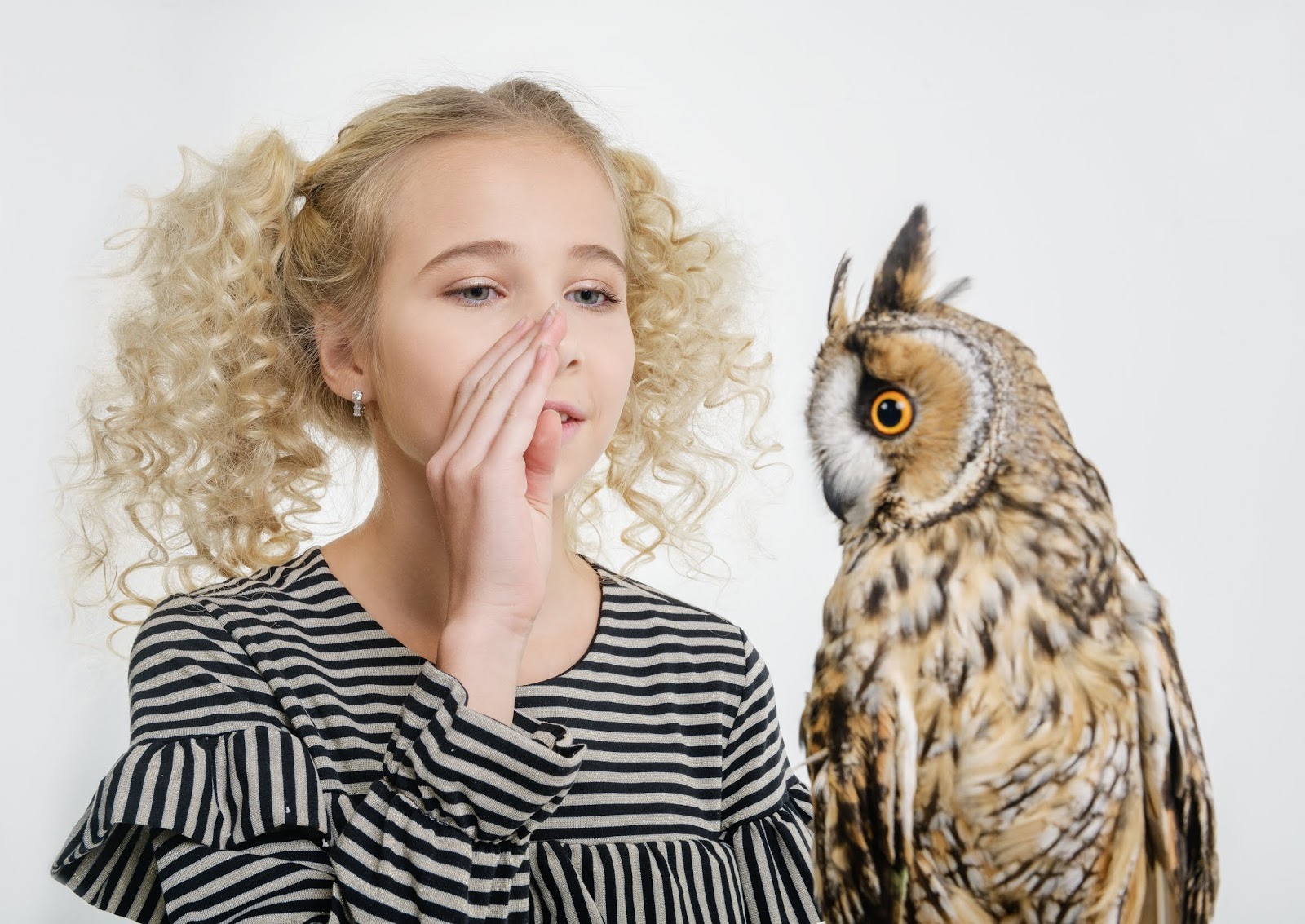 Девочка понимает животных. Девочка говорящая с животными. Девочка понимает животных. Фото способностей животных. Терапия собаками.