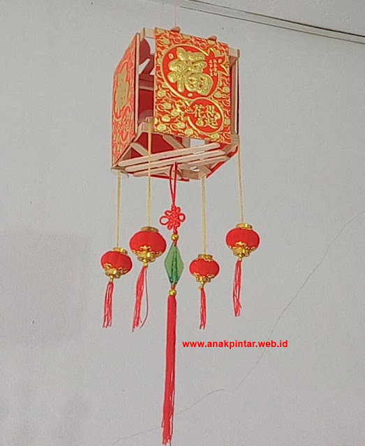 Lampion mini dari kertas angpau dan stik es krim