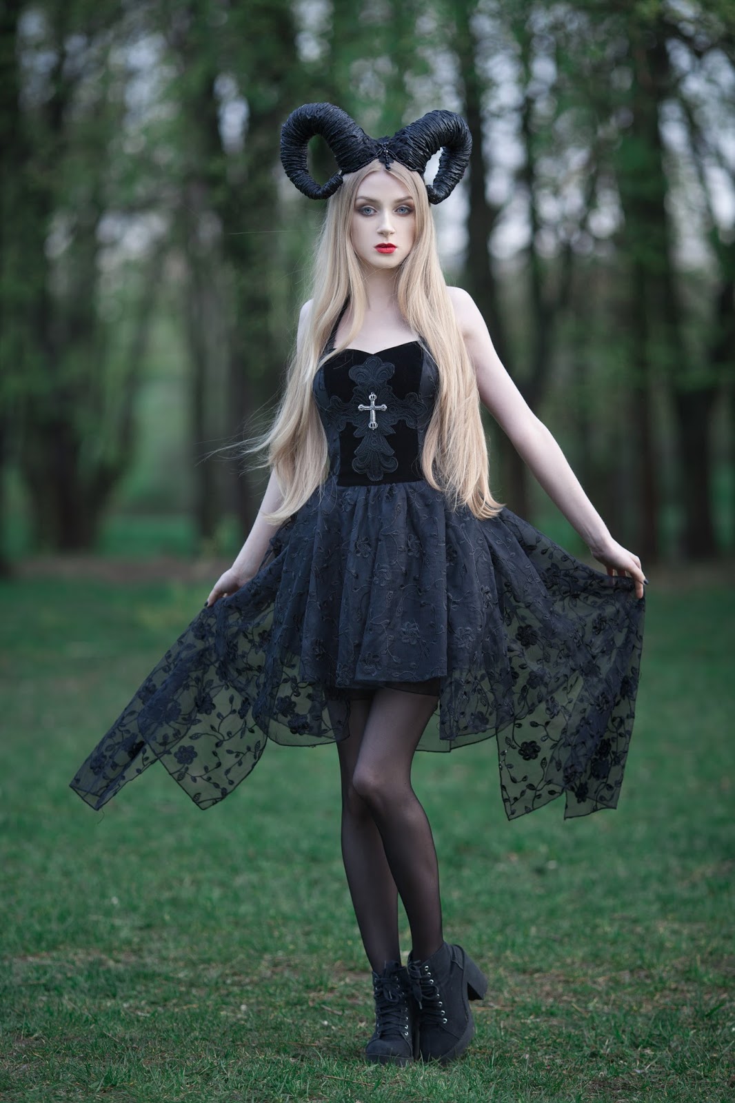 OFFICIAL DEVILNIGHT BLOG: Gothic Beauty -- Absentia Veil