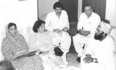 Molana-Fazal-ur-Rehman-with-Benazir-Bhutto