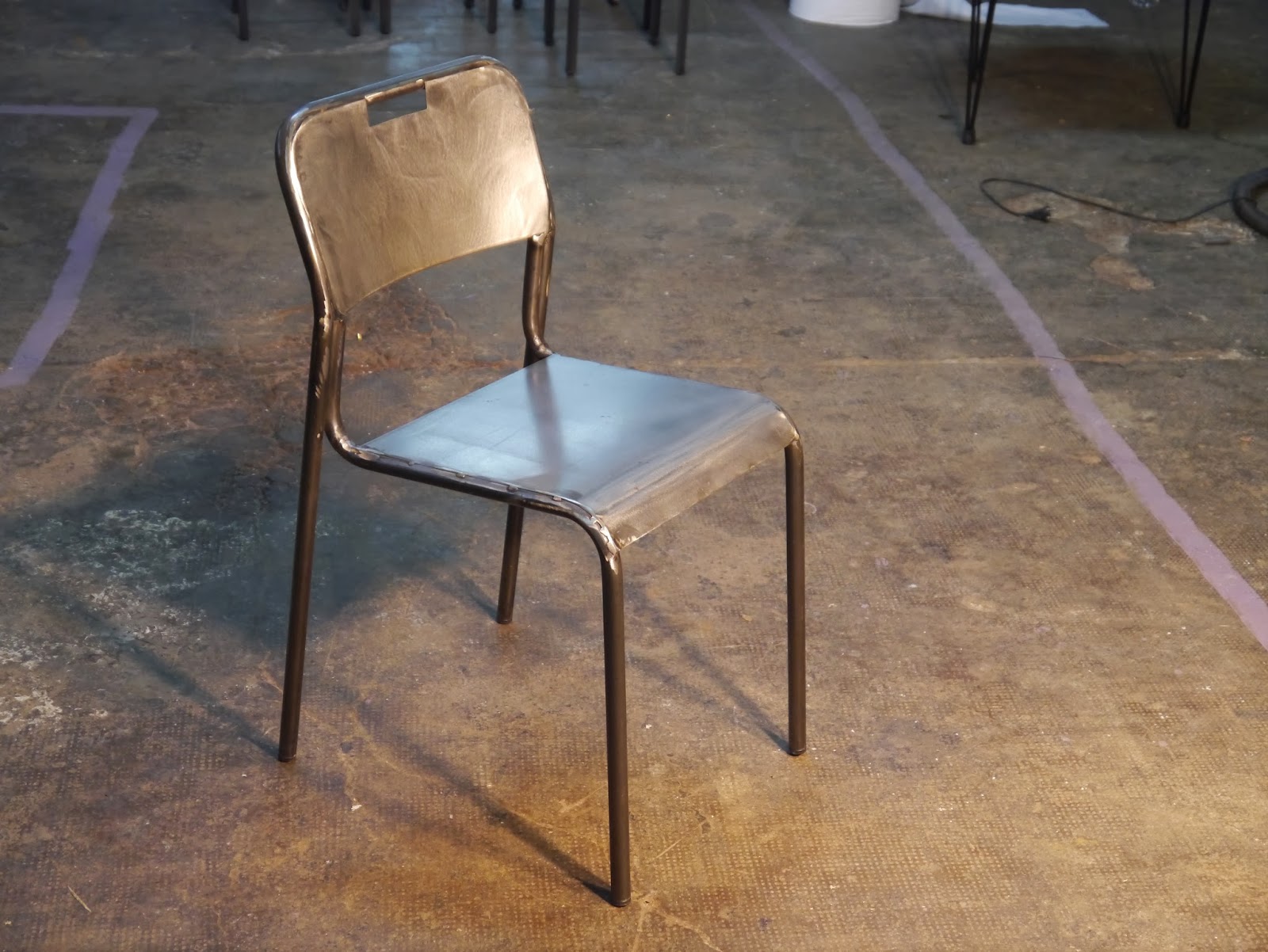 Mesas y sillas en metal de estilo industrial en hierro y madera