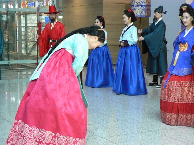 Những lý do khiến quý khách đi Seoul du lịch ngay Gia-ve-may-bay-di-seoul-van-hoa-chao-hoi