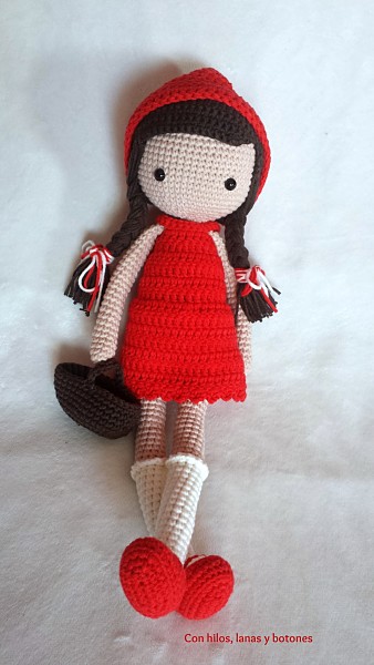 Con hilos, lanas y botones: Caperucita roja amigurumi