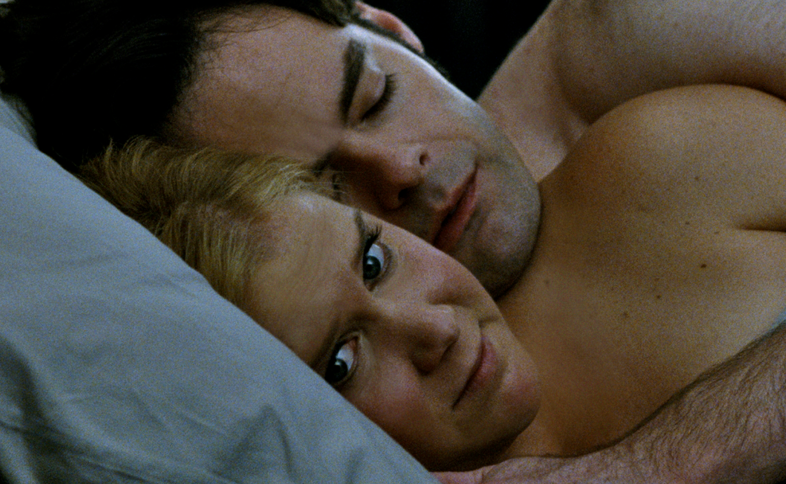 отчим триллер 2009. спящий отчим. спящие дочери. мама и подросток в постели. в новосибирской области найдет труб.