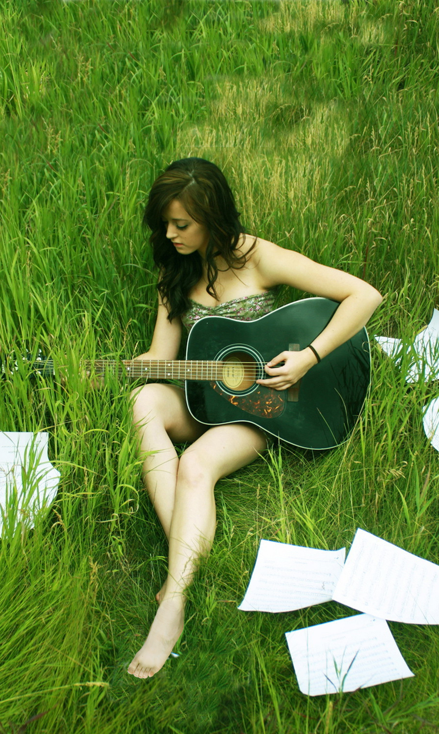 Girl woman песня. Девушка в траве. Гитара на траве. Женщина мелодия. Девушка лежит на траве.