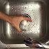 Πώς να ξεφλουδίσετε ένα βρασμένο αυγό σε ελάχιστα δευτερόλεπτα [video]