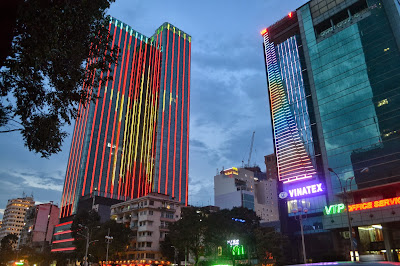 Edificios iluminados en Ciudad Ho Chi Minh
