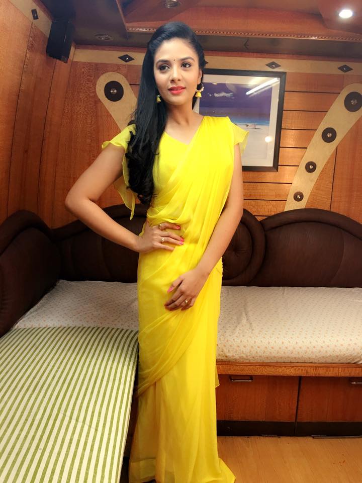 Glamours Telugu TV Anchor Srimukhi Hip Navel Show Photos In Yellow Saree