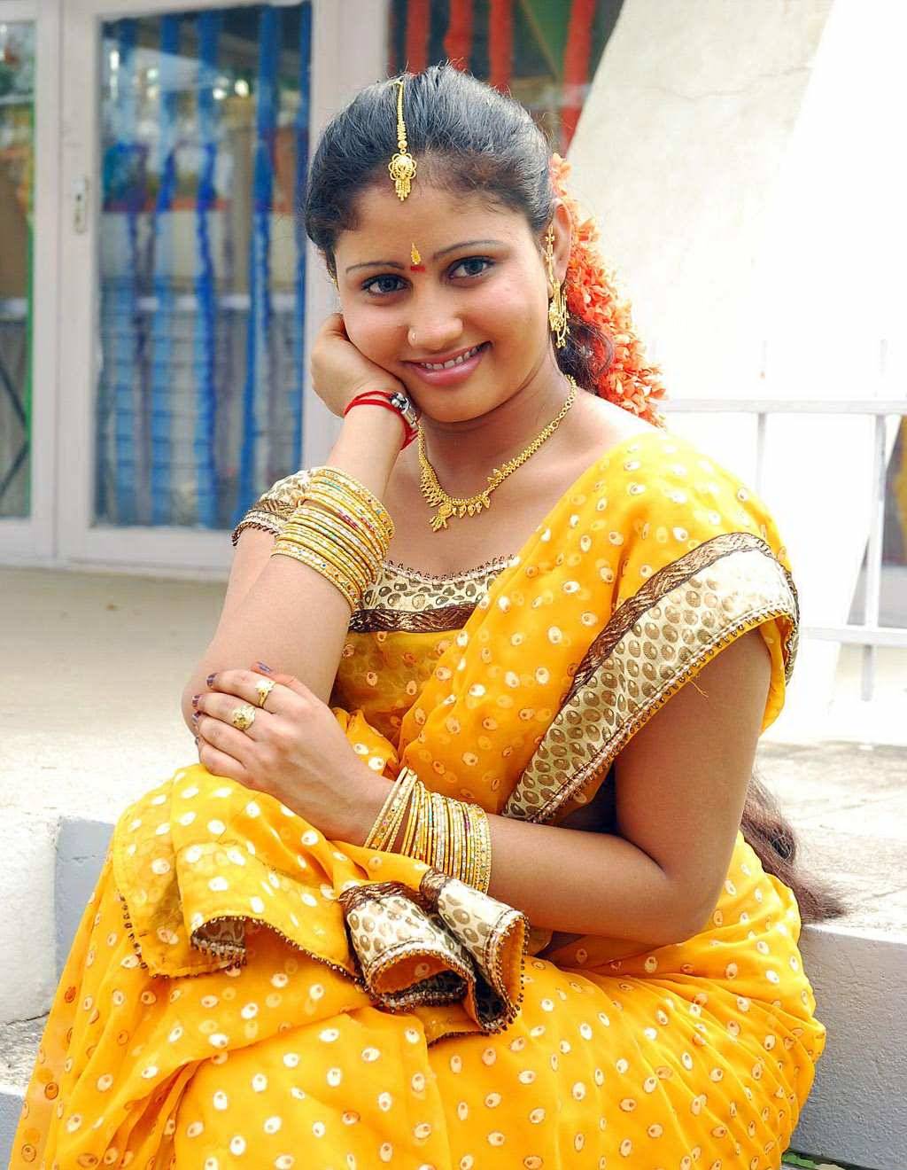 Tamil Actress Amrutha Valli Hot Saree Photos Investment Images