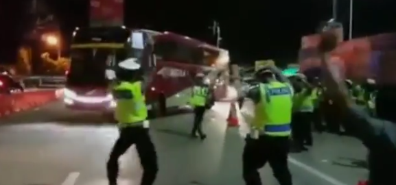 Bagaimana ya Jadinya Jika Polisi Ikutan Demam Telolet? Kocak Banget! Bagaimana ya Jadinya Jika Polisi Ikutan Demam Telolet? Kocak Banget!
