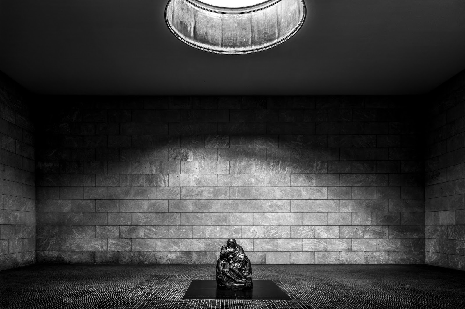 Madre con hijo muerto :: 3 x Canon EOS5D MkIII | ISO1600 | Canon 24-105 @24mm | f/4.5 | 1/10s + 1/50s + 1/250s Madre con hijo muerto :: 3 x Canon EOS5D MkIII | ISO1600 | Canon 24-105 @24mm | f/4.5 | 1/10s + 1/50s + 1/250s
