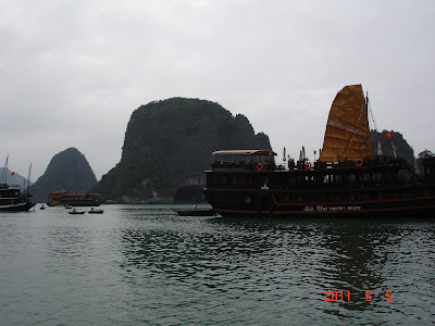 Boat sailing Halong Bay - Vietnam