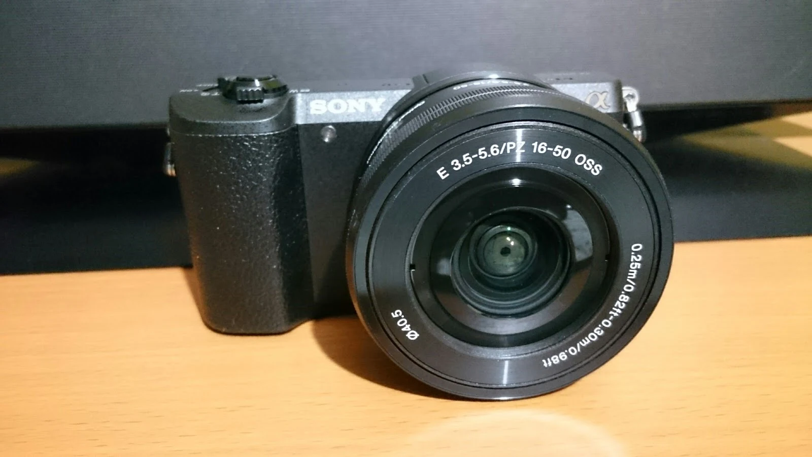 ソニーのミラーレス一眼カメラと標準ズームレンズ:α5100とSELP1650