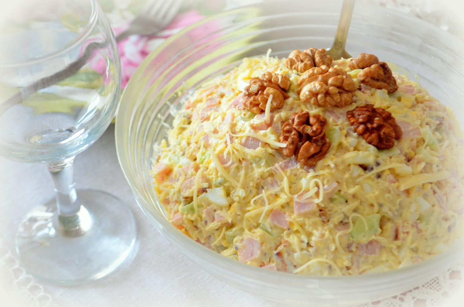 Салат с ветчиной и грецкими орехами