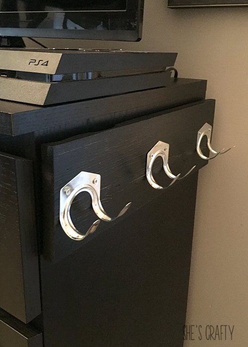 tool hooks to hold ps4 video game controllers