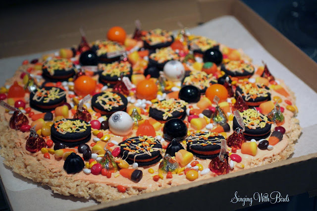Krispy Halloween Pizza | cheerykitchen.com