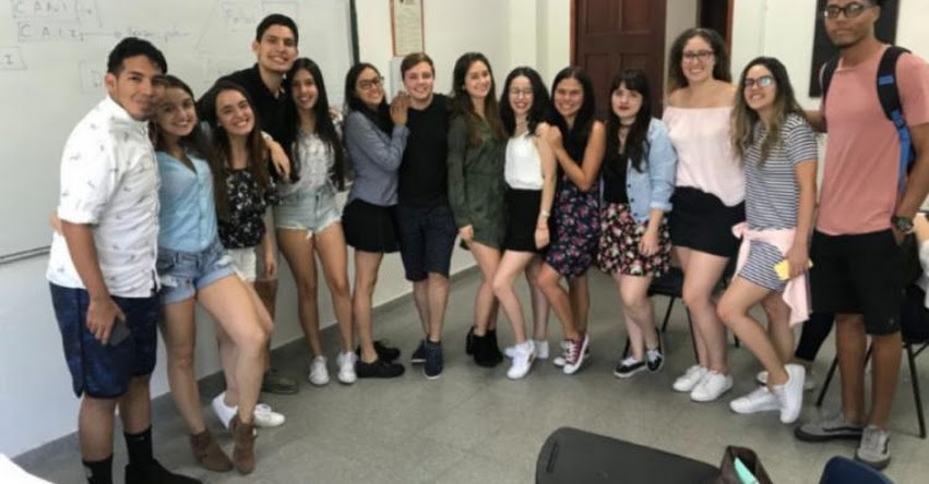 Universidad de Colombia prohíbe el uso de faldas y escotes para «no distraer» a los alumnos y docentes Universidad de Colombia prohíbe el uso de faldas y escotes para «no distraer» a los alumnos y docentes