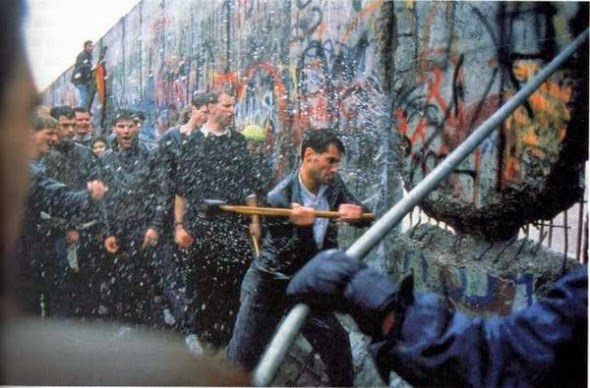 Ultimate Collection Of Rare Historical Photos. A Big Piece Of History (200 Pictures) - Destroying the Berlin Wall