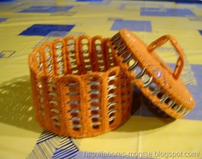 Keranjang dan tutupnya terbuat dari cincin-tarik kaleng soda Keranjang dan tutupnya terbuat dari cincin-tarik kaleng soda