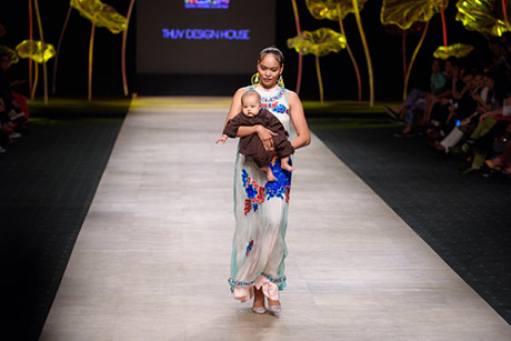 Sao Việt rộ mốt mang con lên sàn diễn thời trang - Ảnh 7 Sao Viet ro mot mang con len san dien thoi trang - Anh 7