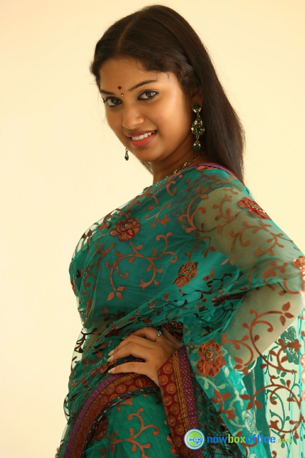 Sri Priyanka Hot Actress Navel Show Photos In Saree - Bollywood Actress