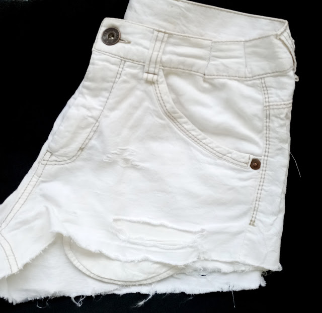 How to Make a Trendy Shredded Shorts from a Trouser - DIY