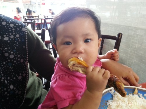 Baby Auni suka ayam goreng