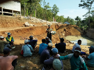 AKSI ANGGOTA TNI DALAM MENGHIBUR SATGAS TMMD SUKOREJO AKSI ANGGOTA TNI DALAM MENGHIBUR SATGAS TMMD SUKOREJO