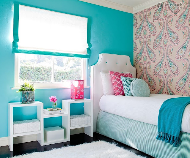 Kombinasi warna cat dinding biru pada kamar tidur Deep Sky Blue