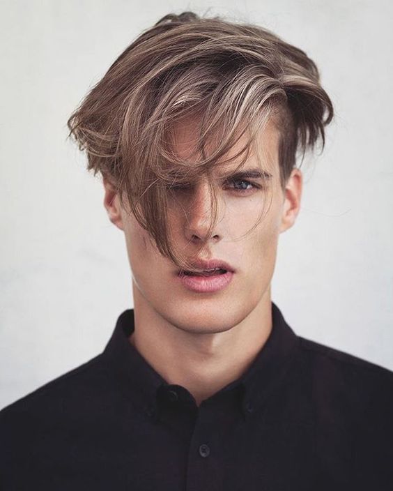 cabelo masculino grande em cima