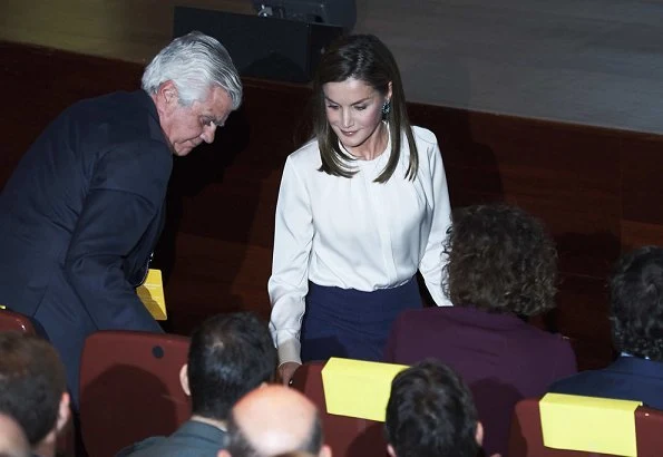 Queen Letizia wore Hugo Boss silk blouse, and skirt, wore Magrit Pumps, carried Magrit clutch, green diamond earrings, Carolina herrera coat