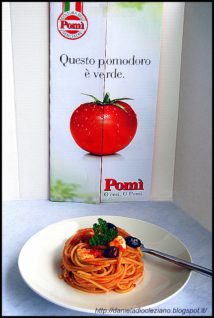spaghetti con pomodoro, olive taggiasche e mozzarella di bufala campana.