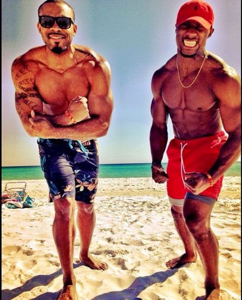 Άντρες ηλιοκαμένοι, γυμνασμένοι το Καλοκαίρι, Πάρα πολλές φωτογραφίες με όμορφους άντρες σε καλοκαιρινή διάθεση