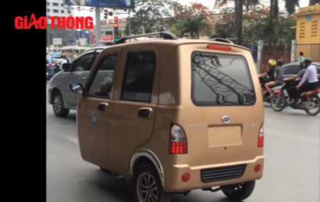 Ô tô điện 3 bánh bị cấm thản nhiên phóng trên phố Hà Nội - Ảnh 1 O to dien 3 banh bi cam than nhien phong tren pho Ha Noi - Anh 1