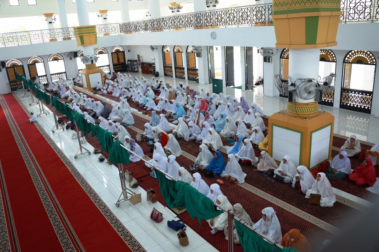 Warga Asahan yang mengikuti pengajian di Masjid Agung Kisaran. Warga Asahan yang mengikuti pengajian di Masjid Agung Kisaran.