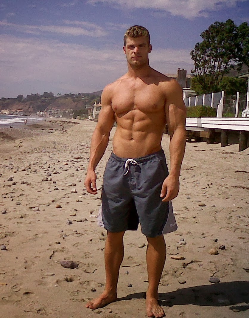 Накаченный на пляже. Scott Harrington bodybuilder. Lucas y Luis XL Fit_muscle.