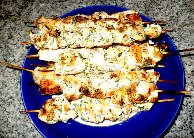 Frigarui de pui cu lamaie si marar / Grilled chicken skewers with lemon and dill