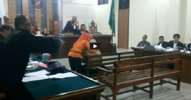 Istri Anggota DPR Menangis Histeris di Ruang Sidang Saat Hakim Menanyakan Tentang Kematian Suaminya Istri Anggota DPR Menangis Histeris di Ruang Sidang Saat Hakim Menanyakan Tentang Kematian Suaminya