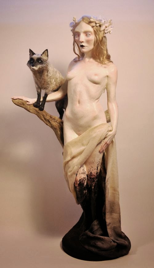 Jessica Laurel Louise Dalva esculturas e fantoches surreais bizarras mulheres semi nuas feminino peitos