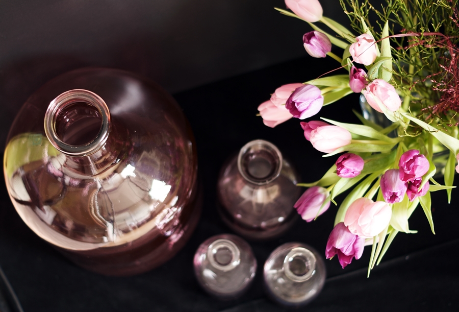 Blog + Fotografie by it's me! - fim.works - Blick auf lila- & rosafarbene Tulpen